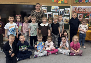 Dzieci pozują do wspólnego zdjęcia z mamą Oskara.