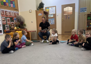 Dzieci słuchają bajki.