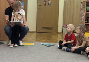 Pola czyta fragment swojej ulubionej bajki.