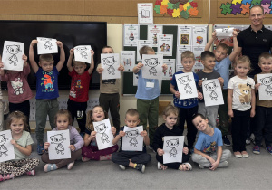 Dzieci wraz z tatą Poli pozują do wspólnego zdjęcia.