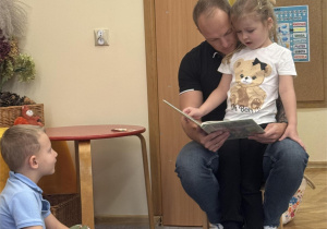 Dziewczynka czyta bajkę.