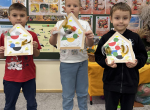 Chłopcy prezentują efekty swojej pracy - karminiki z ptakami w środku