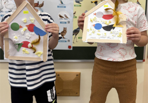 Chłopiec i dziewczynka dzielą się efektami swojej pracy.