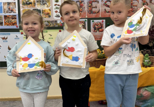 Dzieci pokazują efekty swojej pracy.