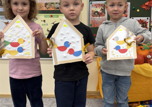 Dzieci przedstawiają gotowe prace.