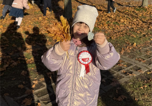 Dziewczynka pokazuje swoje zbiory.