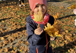 Dziewczynka trzyma w rączce liście.