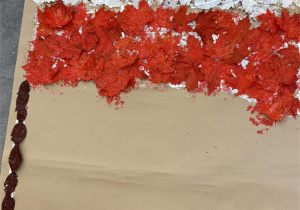 Gotowa praca - jesienna flaga Polski wykonana przez dzieci.