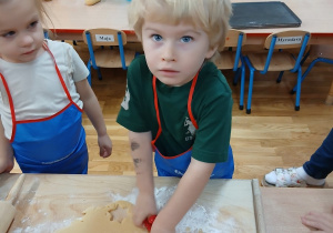 Maluszki wykrawają ciasteczka.