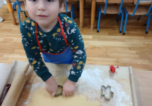 Wykrajanie ciasteczek maślanych.