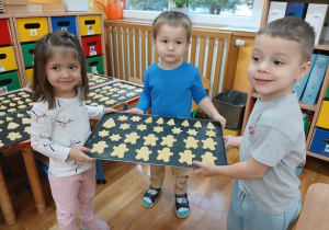 Przedszkolaki z ciasteczkami do pieczenia.