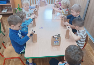 Słoneczka pakują upominki dla podopiecznych.