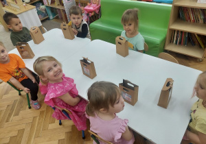 Przedszkolaki z upominkami.