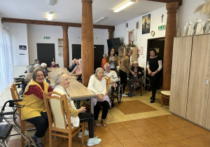 Przywitanie przez podopiecznych DPS-u.