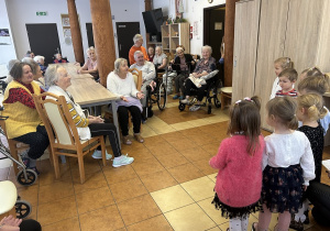 Recytacja wierszy przez dzieci.