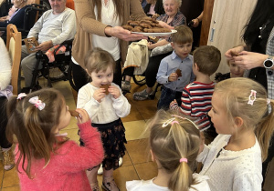 Degustacja pierniczków zrobionych przez podopiecznych.