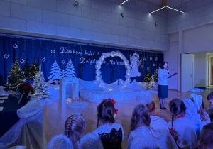 Pani dyrektor z Przedszkola w Kleszczowie wita gości.