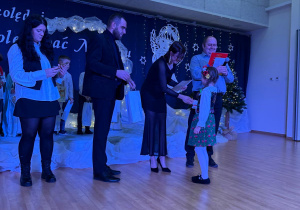 Hania odbiera nagrodę za zdobycie II miejsca.