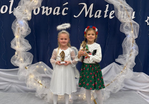 Maja i Hania ze statuetkami stoją na scenie.