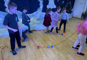 Chłopiec tworzy łańcuch w zabawie.