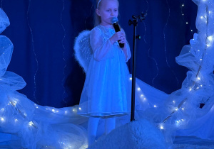 Maja śpiewa na scenie.