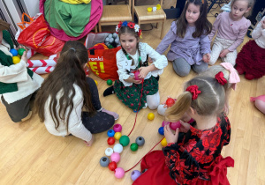 Dziewczynki tworzą łańcuch w zabawie.