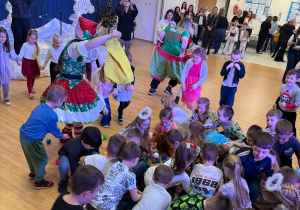 Dzieci zbierają piłeczki.