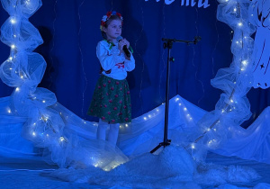 Hania śpiewa pastorałkę "Gore gwiazda".