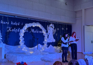 Panie zapowiadają dzieci występujące w konkursie.