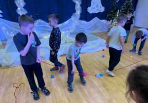 Chłopcy tworzą wspólny łańcuch w zabawie.