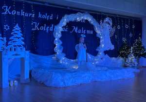 Dziewczynka śpiewa na scenie.