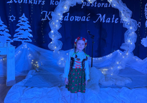 Dziewczynka prezentuje góralski strój.