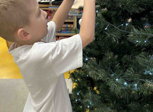 Ubieranie choinki w grupie Chmurek