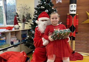 Dziewczynka z Mikołajem.