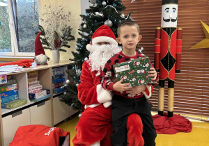 Chłopiec z Mikołajem.