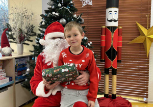 Chłopiec z Mikołajem.