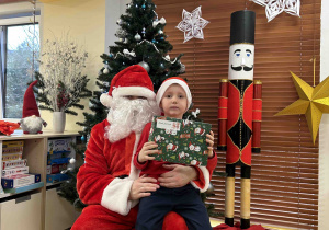 Chłopiec z prezentem od Mikołaja.