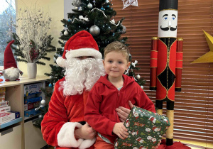 Chłopiec z prezentem od Mikołaja.