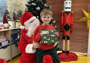 Chłopiec z prezentem od Mikołaja.