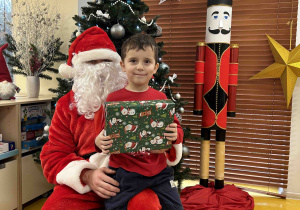 Chłopiec z prezentem od Mikołaja.