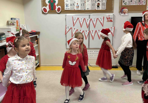 Dzieci jadą w piosence saneczkami.