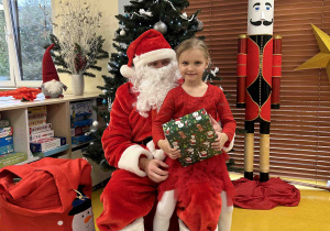 Dziewczynka z Mikołajem.