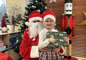 Dziewczynka i Święty Mikołaj.