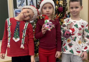 Chłopiec i dziewczynka pokazują gotowe bombki.