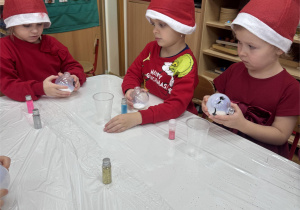 Chłopiec i dziewczynki rozpoczeli pracę.