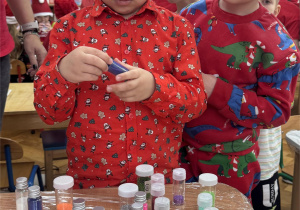 Chłopiec wybiera kolor brokatu.