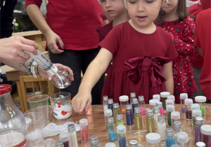 Dziewczynka wybiera kolor brokatu.