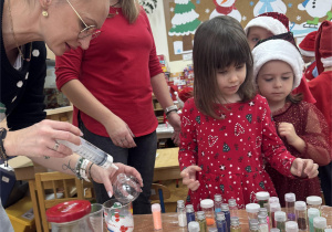 Dziewczynka wybiera kolor brokatu do swojej bombki.