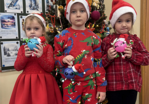 Dziewczynka i chłopiec prezentują gotowe prace.