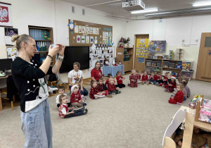 Dzieci słuchają pani.